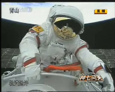 The video grab taken on Sept. 27, 2008 in Beijing, China, shows Chinese taikonaut Zhai Zhigang returning to the orbital module of Shenzhou-7, after completing China&apos;s first spacewalk in the outer space. [Xinhua]