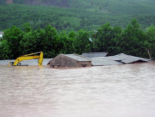 Submerged houses caused by flooding are seen in the northern province of Quang Ninh on September 26, 2008. The death toll from floods in northern Vietnam triggered by Typhoon Hagupit has risen to at least 25 while four others are missing, disaster officials said September 27. [Xinhua]