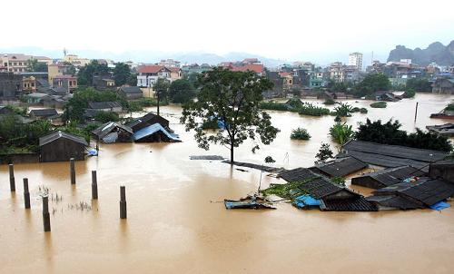 Submerged houses caused by flooding are seen in northern town of Lang Son on September 26, 2008. The death toll from floods in northern Vietnam triggered by Typhoon Hagupit has risen to at least 25 while four others are missing, disaster officials said September 27. [Xinhua]