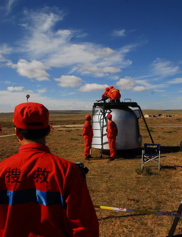 Search and rescue staff -- who will assist the three astronauts onboard the Shenzhou VII spacecraft out of the returning module --practice during a simulated drill on the Amugulang prairies in the middle of North China&apos;s Inner Mongolia Autonomous Region, September 25, 2008. The spacecraft will return around 5 pm today after a three-day mission in space. [CFP]