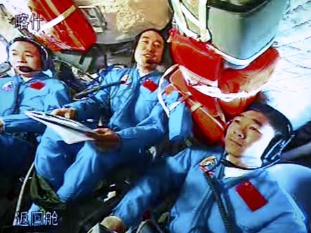 The video grab taken at the Beijing Space Command and Control Center on Sept. 27, 2008 shows Chinese taikonauts (L-R) Jing Haipeng, Zhai Zhigang and Liu Boming talk on the spacecraft Shenzhou-7 with Chinese President Hu Jintao who is in Beijing, capital of China, Sept. 27, 2008.[Chen Jianli/Xinhua]