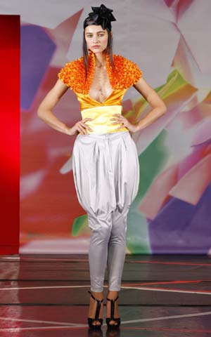 A model presents a creation by Portuguese designer Fatima Lopes as part of her Spring/Summer 2009 women's ready-to-wear fashion collection show in Paris September 27, 2008.