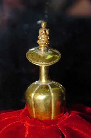 The photo taken on Sept. 25, 2008 shows a 13cm-high pure gold bottle excavated by local archeologists beneath a Buddihist pagoda in Yanzhou, east China's Shandong Province. Archeologists found a number of Buddhist relics including gilt silver coffin, golden bottles and other religious objects along with a stele recording the history of the pagoda and the holy relics that can be traced back to Song Dynasty (960-1279 A.D.) 