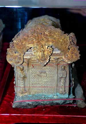 photo taken on Sept. 25, 2008 shows a small gilt silver coffin excavated by local archeologists beneath a Buddihist pagoda in Yanzhou, east China's Shandong Province.