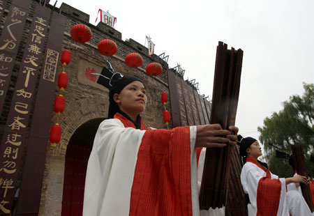 A ceremony is held in Qufu, Shandong Province Sep. 28 to commemorate 2559th birthday of Confucius.