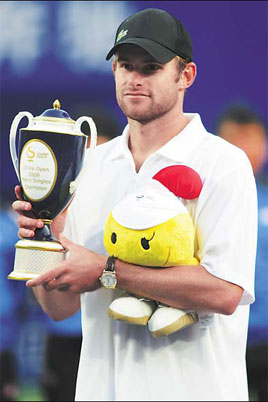 Andy Roddick of the US holds up the trophy after beating Dudi Sela of Israel in the final of the China Open tennis tournament in Beijing yesterday. Roddick held off a fierce challenge from underdog Sela to win the final 6-4, 6-7 (6), 6-3.