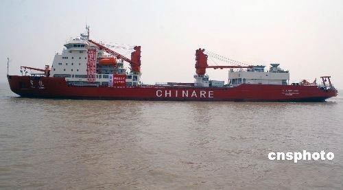 The icebreaker Xuelong, the carrier for China's third scientific Arctic expedition, sailed into the Arctic early on Saturday, and the scientists aboard will get down to their Arctic research soon.