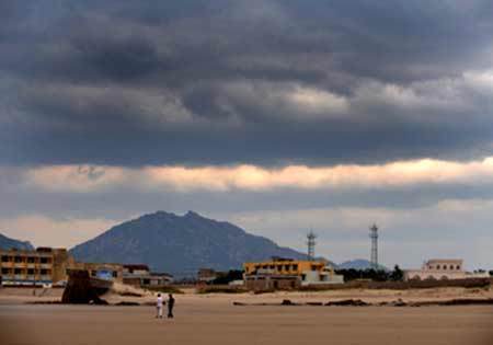 The sky is covered with dark clouds at Xiasha Seashore Holiday Resort in Changle, southeast China's Fujian Province Sept. 28, 2008. Local meteorological observatory issued an alarm at about 6 a.m. on Monday, saying that Typhoon Jangmi, the 15th and strongest typhoon of this year, divert after entering Taiwan Straits and will shave coastal areas along Fujian Province. The typhoon was expected to bring heavy rains and high winds in the province. [Xinhua]