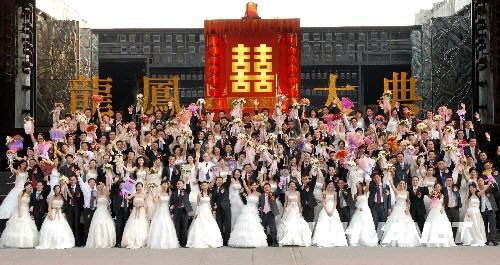 90 couples get married at a folk village in Shenzhen, southern China's Guangdong province, on Monday, September 29, 2008. [Xinhua]