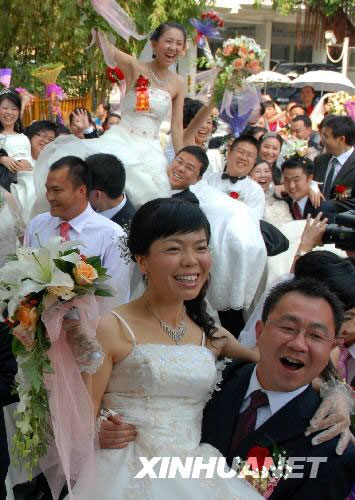 90 couples experience traditional wedding customs at a folk village in Shenzhen during a group wedding ceremony, held 11 times, on Monday, September 29, 2008. [Xinhua]