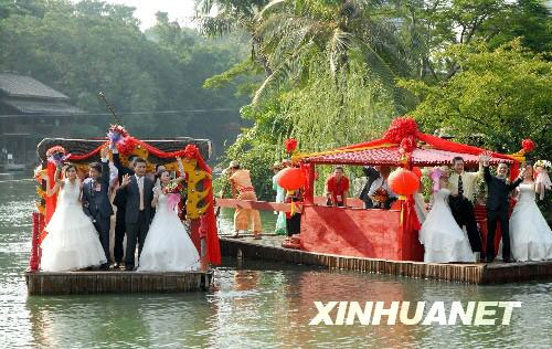 New couples experience traditional wedding customs on water at a folk village in Shenzhen on Monday, the first day of the National Day holiday week. [Xinhua]