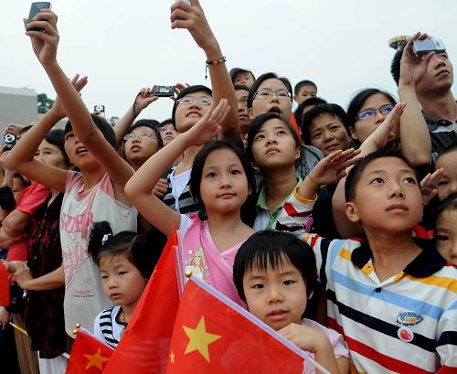 Some 190,000 people from different parts of the country gathered at Tian'anmen Square early on Wednesday to attend a special flag-hoisting ceremony marking the 59th anniversary of founding of PR China. [Xinhua]