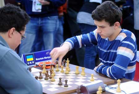Ukrainian Martyn Kravtsiv (R) competes during the men's chess individual blitz against his compatriot Yuri Drozdovskij in the 1st World Mind Sports Games in Beijing, capital of China, Oct. 5, 2008. 