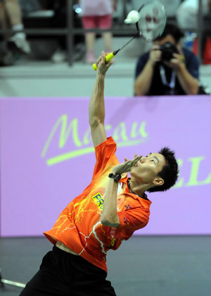  Lee Chong Wei of Malaysia returns the shuttle during the men's singles final against Taufik Hidayat of Indonesia in Macau Grand Prix Gold 2008 in Macau, south China, Oct. 5, 2008. Lee lost 0-2 (19-21, 15-21). 