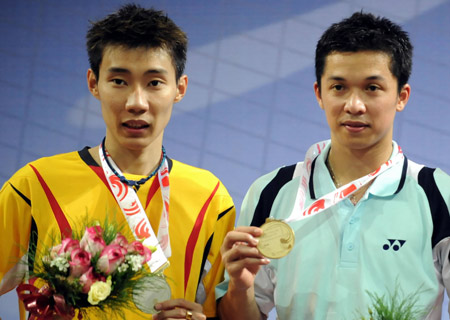 Taufik Hidayat (R) of Indonesia shows his medal with Lee Chong Wei of Malaysia during the awarding ceremony for the men's singles final in Macau Grand Prix Gold 2008 in Macau, south China, Oct. 5, 2008. Taufik beat Lee 2-0 (21-19, 21-15) in the final and took the title. [Xinhua]