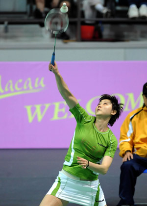  Zhou Mi of Hong Kong of China competes during the women's singles final against Julia Pei Xian Wong of Malaysia in Macau Grand Prix Gold 2008 in Macau, south China, Oct. 5, 2008. Zhou Mi won 2-0 (21-13, 21-19) and took the title. 