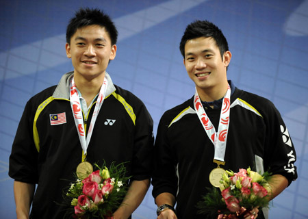 Tan Boon Heong/Koo Kien Keat (R) of Malaysia attend the awarding ceremony for the men's doubles of the Macau Grand Prix Gold 2008 in Macau, south China, Oct. 5, 2008. 