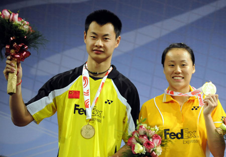 China's Xu Chen/Zhao Yunlei (R) greet the spectators during the awarding ceremony for the mixed doubles in Macau Grand Prix Gold 2008 in Macau, south China, Oct. 5, 2008. Xu Chen/Zhao Yunlei beat Yohan Hadikusumo Wiratama/Chau Hoi Wah of China's Hong Kong 2-0 (21-15, 21-16) in the final on Sunday and took the title. [Xinhua]