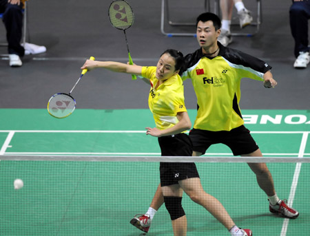  China's Xu Chen/Zhao Yunlei (L) compete during the mixed doubles final against Yohan Hadikusumo Wiratama/Chau Hoi Wah of China's Hong Kong in Macau Grand Prix Gold 2008 in Macau, south China, Oct. 5, 2008.