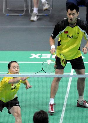 China's Xu Chen/Zhao Yunlei (L) compete during the mixed doubles final against Yohan Hadikusumo Wiratama/Chau Hoi Wah of China's Hong Kong in Macau Grand Prix Gold 2008 in Macau, south China, Oct. 5, 2008. 