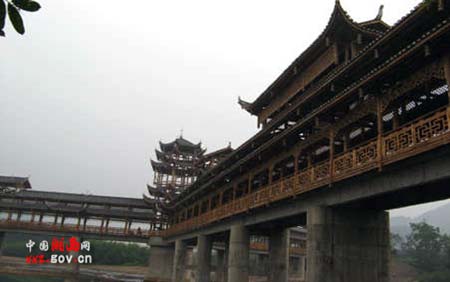 This undated photo shows a glimpse of the world's longest wind-rain bridge, spanning 288.8 meters in Xiangxi Tujia and Miao Autonomous Prefecture in Hunan Province. (Photo Source: CRIENGLISH.com) 