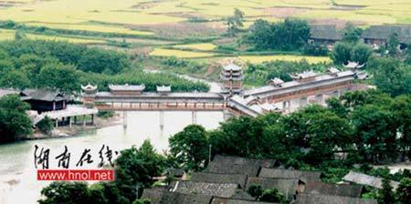 This undated photo shows a glimpse of the world's longest wind-rain bridge, spanning 288.8 meters in Xiangxi Tujia and Miao Autonomous Prefecture in Hunan Province. (Photo Source: CRIENGLISH.com) 