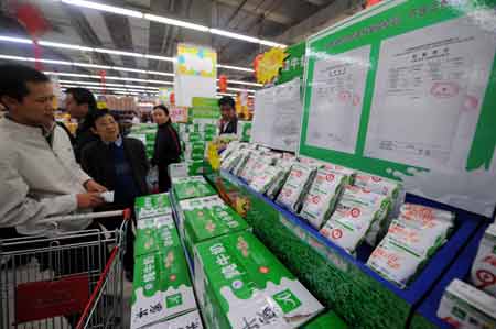 Reports on testing milk are posted on shelf at a supermarket in Shijiazhuang, capital city of North China's Hebei Province Sept. 27, 2008. [Xinhua] 