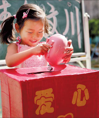 A girl in Huaibei, Anhui province, empties her piggy bank to contribute to disaster-relief work for the Sichuan quake.