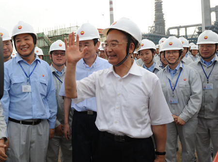 Chinese Premier Wen Jiabao greets workers as he visits an oil refinery under construction in Qinzhou City, southwest China's Guangxi Zhuang Autonomous Region, Oct. 4, 2008.[Xinhua]