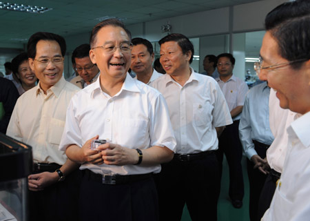 Chinese Premier Wen Jiabao (2nd L) visits Yongchang Keji Electronic Co. Ltd. in Beihai City, southwest China's Guangxi Zhuang Autonomous Region, Oct. 4, 2008. [Xinhua] 