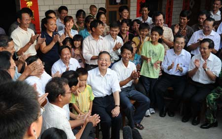 Chinese Premier Wen Jiabao (6th R Front) talks with residents as he visits Gaosha Village in the Qinnan District of Qinzhou City, southwest China's Guangxi Zhuang Autonomous Region, Oct. 5, 2008. Wen Jiabao made an inspection tour in Guangxi on Oct. 4-5. [Xinhua]