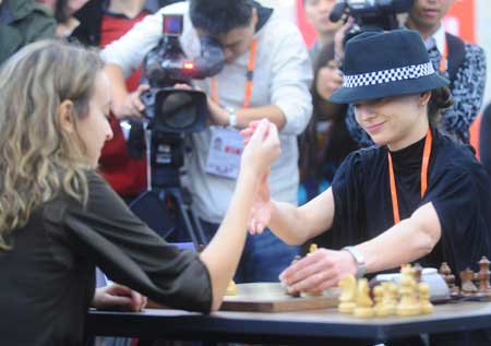 Alexandra Kosteniuk (R) of Russia competes during the women&apos;s chess individual blitz against Antoaneta Stefanova of Bulgaria in the 1st World Mind Sports Games in Beijing, capital of China, Oct. 5, 2008.