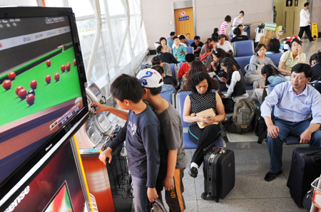 Passengers wait to check in at Liuting International Airport in Qingdao, a coastal city in east China&apos;s Shandong Province, on Oct. 5, 2008. 