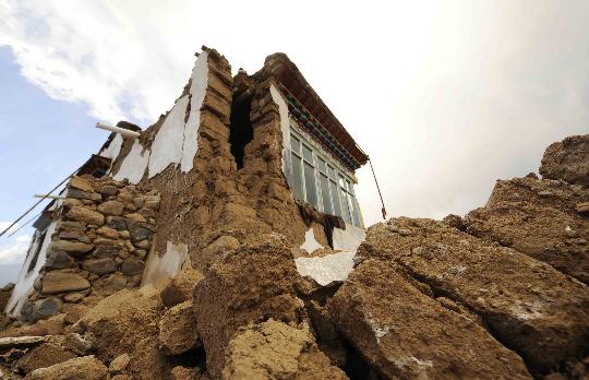 Houses were damaged in a strong earthquake that jolted Gedar Township of Damxung County on October 6, 2008. [Xinhua]