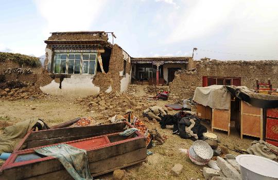 Villagers moved furniture out of the damaged houses after a strong earthquake jolted Gedar Township of Damxung County on October 6, 2008. [Xinhua]