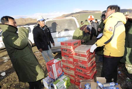 Rescuers deliver food to local residents at Yangyi Village, the epicenter of the earthquake, in Gedar Township of Damxung County in southwest China's Tibet Autonomous Region, on Oct. 7, 2008. [Purbu Zhaxi/Xinhua] 