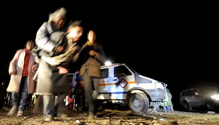 Injured residents are transferred to ambulance at Yangyi Village, the epicenter of the earthquake, in Gedar Township of Damxung County in southwest China's Tibet Autonomous Region, in the early morning of Oct. 7, 2008. [Purbu Zhaxi/Xinhua] 