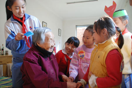 Pupils at Qiyilu No.1 Primary School chat with an elder at the rest home of Jinan, capital of east China's Shandong Province, Oct. 6, 2008. People throughout China started to celebrate the coming Double Ninth Festival, which is considered a traditional occasion to pay respect to the aged. The festival falls on the ninth day of the ninth month of the Chinese lunar calendar, or Oct. 7 this year. [Xinhua]