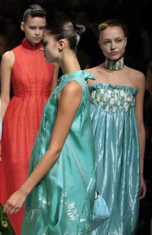 Models present creations by Chinese Taiwan designer Shiatzy Chen during the Spring/Summer 2009 women&apos;s ready-to-wear fashion collection show in Paris, France, Oct. 5, 2008. [Xinhua]