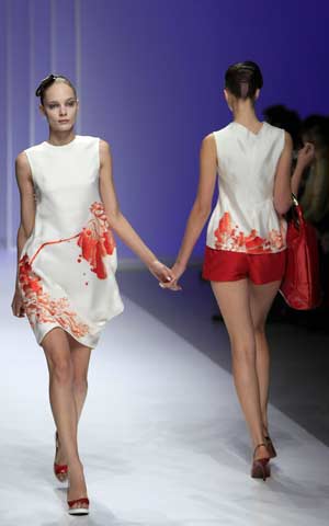 Models present creations by Chinese Taiwan designer Shiatzy Chen during the Spring/Summer 2009 women&apos;s ready-to-wear fashion collection show in Paris, France, Oct. 5, 2008. [Xinhua]