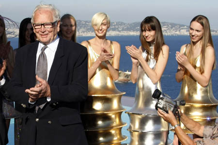 French designer Pierre Cardin poses with models at the end of his 2009 spring/summer and autumn/winter ready-to-wear fashion collection show in Theoule-sur-Mer, southern France, October 6, 2008.