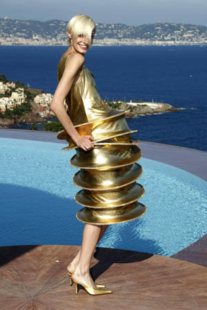 A model presents a creation by French designer Pierre Cardin as part of his 2009 spring/summer and autumn/winter ready-to-wear fashion collection in Theoule-sur-Mer, southern France, October 6, 2008.