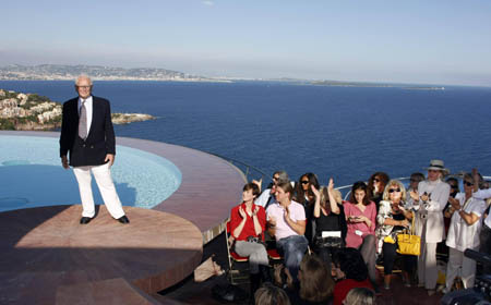 French designer Pierre Cardin poses at the end of his 2009 spring/summer and autumn/winter ready-to-wear fashion collection show in Theoule-sur-Mer, southern France, October 6, 2008. 