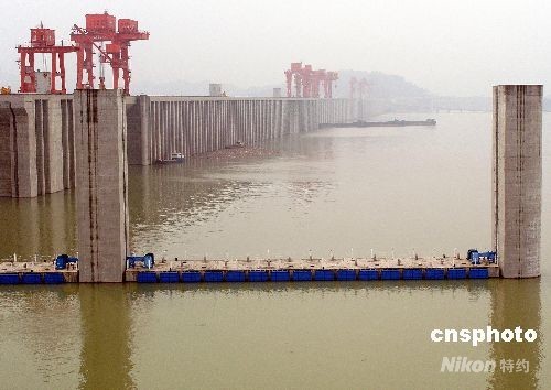 The water level in the Three Gorges reservoir reached the designated level of 156 meters on Tuesday after 10 consecutive days of water storage operation. 