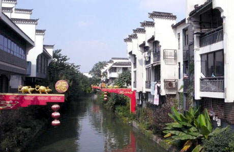 The photo taken on Oct. 7, 2008 shows the Qinghuai River in Nanjing, capital of east China's Jiangsu Province. The Habitat Scroll of Honour Special Citation was awarded to Nanjing, the UN-HABITAT announced in Nairobi, capital of Kenya, on Oct. 6. [Xinhua]