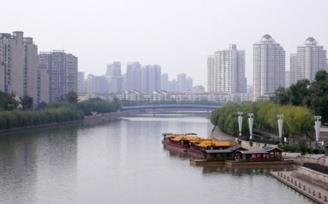 The photo taken on Oct. 7, 2008 shows the Qinghuai River in Nanjing, capital of east China's Jiangsu Province. The Habitat Scroll of Honour Special Citation was awarded to Nanjing, the UN-HABITAT announced in Nairobi, capital of Kenya, on Oct. 6. [Xinhua]