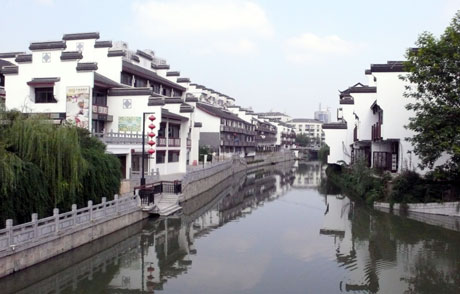 The photo taken on Oct. 7, 2008 shows the Qinghuai River in Nanjing, capital of east China's Jiangsu Province. The Habitat Scroll of Honour Special Citation was awarded to Nanjing, the UN-HABITAT announced in Nairobi, capital of Kenya, on Oct. 6. [Xinhua]