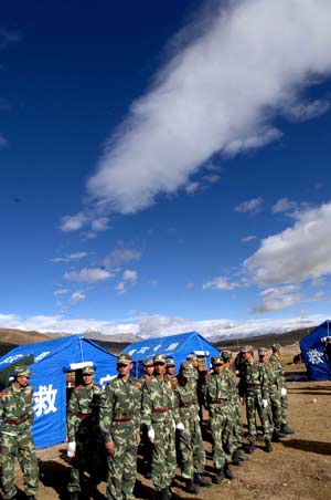 Armed police gather near the tents set up for local residents in Gedar Township of Damxung County in southwest China's Tibet Autonomous Region, on Oct. 7, 2008. [Xinhua] 