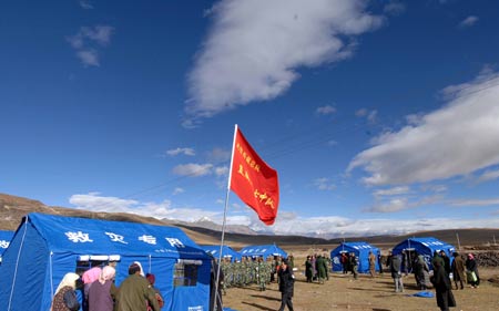 Armed police set up tents for local residents in Gedar Township of Damxung County in southwest China&apos;s Tibet Autonomous Region, on Oct. 7, 2008. [Xinhua] 