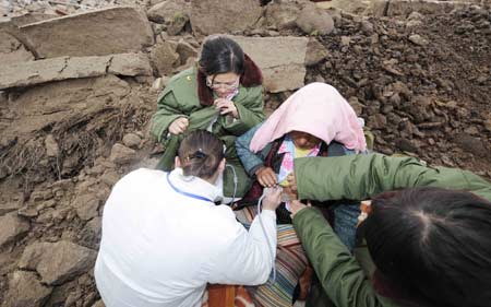 A medical staff does physical checkup for herders at Yangyi Village in Gedar Township of Damxung County in southwest China&apos;s Tibet Autonomous Region, on Oct. 7, 2008. A 6.6-magnitude earthquake jolted Damxung County near Lhasa at 4:30 p.m. (Beijing Time) on Oct. 6. The epidemic prevention is now under way in quake-hit areas. [Xinhua] 